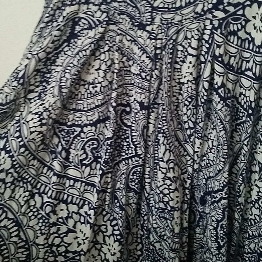 Gorgeous patterned flowy tank - Picture 4 of 4